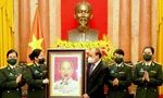 Chủ tịch nước Nguyễn Xuân Phúc trao tặng chân dung Chủ tịch Hồ Chí Minh cho Ban Phụ nữ Quân đội, chiều 13/12