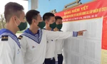 Đoàn viên Lữ đoàn 170 (Vùng 1 Hải quân) nghiên cứu tiểu sử các ứng cử viên trước khi bỏ phiếu lựa chọn các đại biểu tài đức 