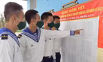 Đoàn viên Lữ đoàn 170 (Vùng 1 Hải quân) nghiên cứu tiểu sử các ứng cử viên trước khi bỏ phiếu lựa chọn các đại biểu tài đức 