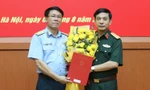 Thừa ủy quyền của Chủ tịch nước Nguyễn Xuân Phúc, Đại tướng Phan Văn Giang, Phó Bí thư Quân ủy Trung ương, Bộ trưởng Bộ Quốc phòng trao quyết định thăng quân hàm từ Thiếu tướng lên Trung tướng cho Quyền Tư lệnh Vũ Văn Kha (bên trái ảnh).