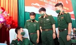 Lãnh đạo Ban Thanh niên Quân đội và Bệnh viện T.Ư Quân đội 108 trò chuyện với đoàn viên Trường Quân sự Quân đoàn 2 tham gia hiến máu, sáng 7/8. Ảnh: Nguyễn Minh