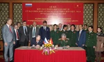 Thượng tướng Nguyễn Chí Vịnh, Thứ trưởng Bộ Quốc phòng và Viện sỹ Viện Hàn lâm Khoa học Nga Pavlov Dmitry Sergeevich ký biên bản Phiên họp lần thứ 28 Ủy ban Phối hợp về Trung tâm Nhiệt đới Việt - Nga, ngày 7/3
