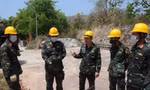 Bộ đội Việt Nam tìm cách giải cứu một nạn nhân bị mắc kẹt sau thảm họa động đất