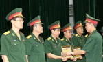 Lãnh đạo Học viện Kỹ thuật Quân sự trao thưởng cho các đơn vị có thành tích xuất sắc trong phong trào Thi đua Quyết thắng năm học 2017-2018