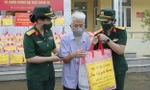 Ban Phụ nữ Quân đội trao gửi yêu thương tới người dân có hoàn cảnh khó khăn ở huyện Mê Linh, sáng 16/9. Ảnh: Nguyễn Minh
