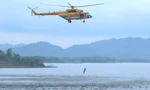 Trực thăng quân sự hợp luyện tìm kiếm cứu nạn tại hồ Đồng Mô