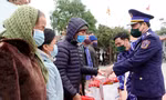 Chiến sĩ Cảnh sát biển mang Tết sớm tới xã đảo Quan Lạn 