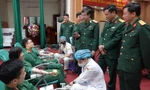 Lãnh đạo Học viện Quân y và Ban Thanh niên Quân đội trò chuyện với ĐVTN tham gia hiến máu tình nguyện, sáng 29/2