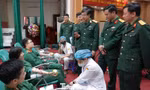 Lãnh đạo Học viện Quân y và Ban Thanh niên Quân đội trò chuyện với ĐVTN tham gia hiến máu tình nguyện, sáng 29/2
