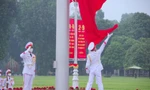 Chiến sĩ Đội Tiêu binh Danh dự (Đoàn 275) thực hiện động tác tung cờ trong nghi lễ chào cờ buổi sáng tại Quảng trường Ba Đình