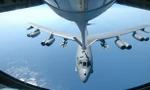 Một chiếc B-52H đang tiếp dầu
