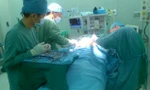 Bác sỹ đang phẫu thuật cho bệnh nhân ẢNH: Bệnh viện cung cấp