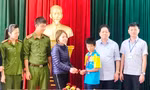 Dũng trả lại túi vàng cho người đánh rơi. Ảnh: Hoàng Tân