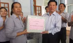 Ông Hồ Đức Phớc, Bí thư Tỉnh ủy Nghệ An tặng quà Trung tâm nuôi dưỡng trẻ khuyết tật 19/3.