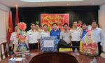 Bí thư Trung ương Đoàn Nguyễn Long Hải tặng quà Tết cho các các chiến sĩ Lữ đoàn 171. 
