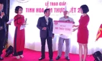 Đầu bếp Nguyễn Phương Nam nhận giải quán quân cuộc thi “Tôn vinh Ẩm thực Việt”.