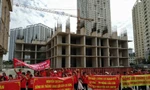Hàng trăn khách hàng căng băng rôn đòi nhà. Ảnh: Minh Đức