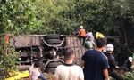 Xe chở 36 người lao xuống vực sau va chạm xe tải
