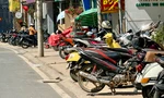 Bất chấp mức phạt cao, người dân ở Đà Lạt vô tư đậu xe lấn chiếm vỉa hè