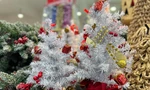 Nhiều người chọn mua đồ trang trí Noel 'made in Việt Nam'