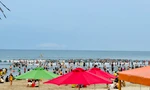 Nắng nóng, hàng nghìn người đổ về biển Đà Nẵng 'giải nhiệt'