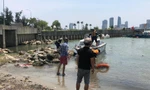 Ngư dân tá hỏa phát hiện thi thể người đàn ông mắc vào bờ đá ngăn sóng