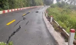 Sau mưa lớn, hàng chục mét đường trên Quốc lộ 24 'nứt toác'