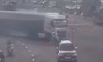 Thót tim cảnh người đàn ông bò ra ngoài sau khi bị ô tô đầu kéo cuốn vào gầm
