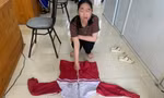 'Nữ quái' giả dạng học sinh đột nhập lớp học, trộm nhiều tài sản