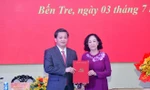 Trưởng Ban tổ chức Trung ương Trương Thị Mai trao quyết định của Bộ Chính trị cho ông Lê Đức Thọ.