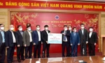 Ông Nguyễn Đức Thụy, đại diện cổ đông lớn của Thaiholdings và Ngân hàng Bưu điện Liên Việt trao 21 tỷ đồng mua vaccine ngừa COVID – 19 cho Bộ trưởng Y tế Nguyễn Thanh Long.