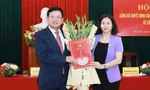 Phó Bí thư Thường trực Thành ủy Nguyễn Thị Tuyến trao Quyết định cho tân Chánh Thanh tra Thành phố Hà Nội Trần Đức Hoạt