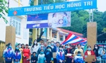Giáo viên, học sinh trường tiểu học Hồng Trị, huyện Bảo Lạc, tỉnh Cao Bằng vui mừng khi đoàn công tác đến tham và tặng quà