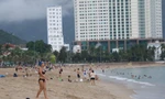 Người dân Nha Trang hào hứng tắm biển sau nhiều tháng giãn cách.