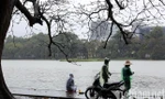 Mưa rét buốt ở Hà Nội, cần thủ vẫn dầm mình ở hồ Gươm