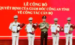 Các trưởng phòng nghiệp vụ Công an Lạng Sơn nhận quyết định nghỉ hưu trước tuổi. Ảnh: Duy Chiến.