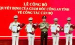 Các trưởng phòng nghiệp vụ Công an Lạng Sơn nhận quyết định nghỉ hưu trước tuổi. Ảnh: Duy Chiến.
