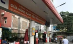 Cuối tuần qua, nhiều cây xăng ở quận Hai Bà Trưng treo biển hết hàng, bán nhỏ giọt. Ảnh: Nguyễn Bằng