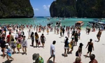 Hàng loạt du khách xếp hàng trên bãi cát để đợi lượt lên thuyền cao tốc vào buổi sáng. Ảnh: AFP.