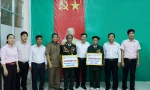 Tổng Giám đốc Dương Quyết Thắng và Lãnh đạo UBND huyện Tây Giang thăm hỏi Anh hùng lực lượng vũ trang nhân dân Cơ Lâu Nâm và Arất Blư Ảnh: Đình Hiệp - Tuấn Ngọc 