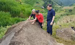 Bí thư xã Đoàn Lao Chải, Lý Thị Thiêm (đứng giữa) thuyết minh về tảng đá cổ cho các vị khách. Ảnh: Xuân Ba 
