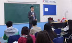 Ông Trần Khắc Hùng Chủ tịch HĐQT Đại học Đông Đô trong một lần giảng dạy tiếng Nhật cho sinh viên trường này. Ảnh: Facebook Đại học Đông Đô