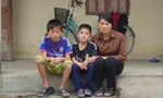 Chị Thơ cùng hai con trai Huy (ngoài cùng bên trái) và Hà