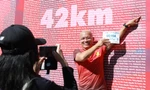 Runner hào hứng nhận BIB, thích thú 'check-in' biển tên tại Tiền Phong Marathon 