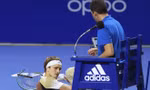 Zverev đập vợt vào ghế trọng tài.