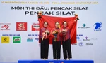 Các VĐV Nguyễn Thị Thu Hà, Nguyễn Thị Huyền, Vương Thị Bình mang về tấm HCV đầu tiên, giúp Penak Silat cởi bỏ áp lực. Ảnh Như Ý