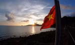 Ngắm rừng cờ Tổ quốc tung bay kiêu hãnh giữa ngàn khơi Côn Đảo
