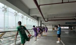 Đội tuyển nữ Việt Nam rèn thể lực ở... bãi đỗ xe trước trận gặp Myanmar 