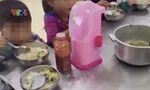 Hình ảnh học sinh bán trú Trường PTDT bán trú tiểu học Hoàng Thu Phố 1 ăn mì tôm chan cơm trắng. Ảnh chụp từ màn hình VTV