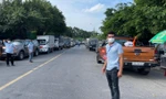 Tài xế vào An Giang phải test nhanh COVID-19 gây ùn tắc. Ảnh: VnExpress.